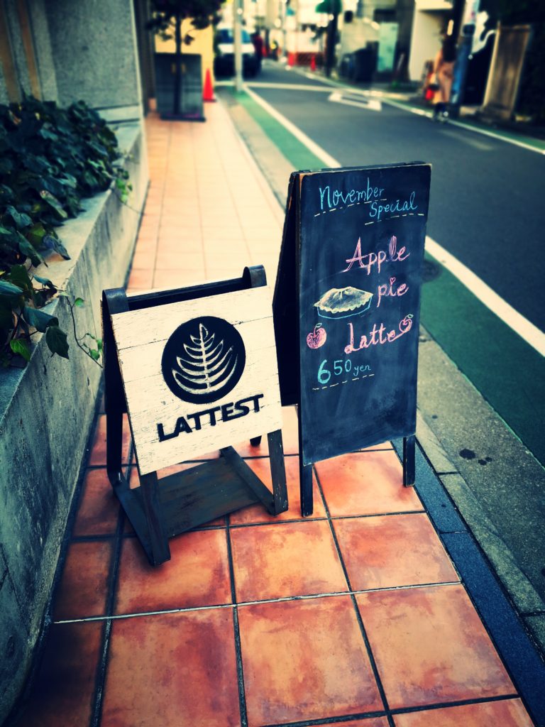 LATTEST ラテスト 外観 看板